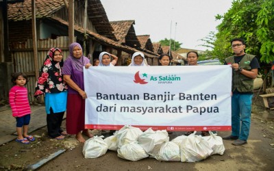 WARGA KAMPUNG CIGADING CILEGON TERIMA SEMBAKO DARI LAZ AS SALAAM JAYAPURA